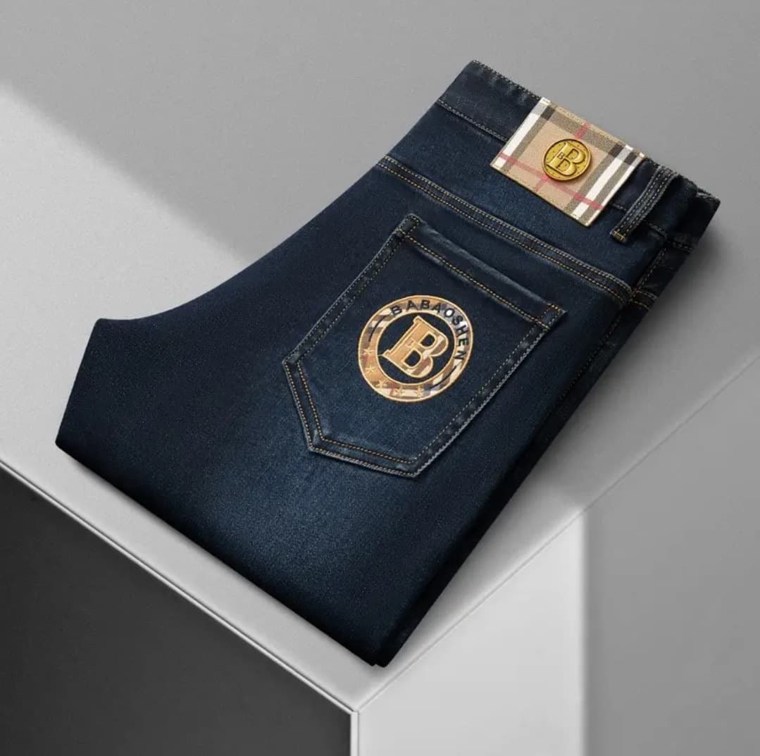高級感溢れる金具付きストレートデニム