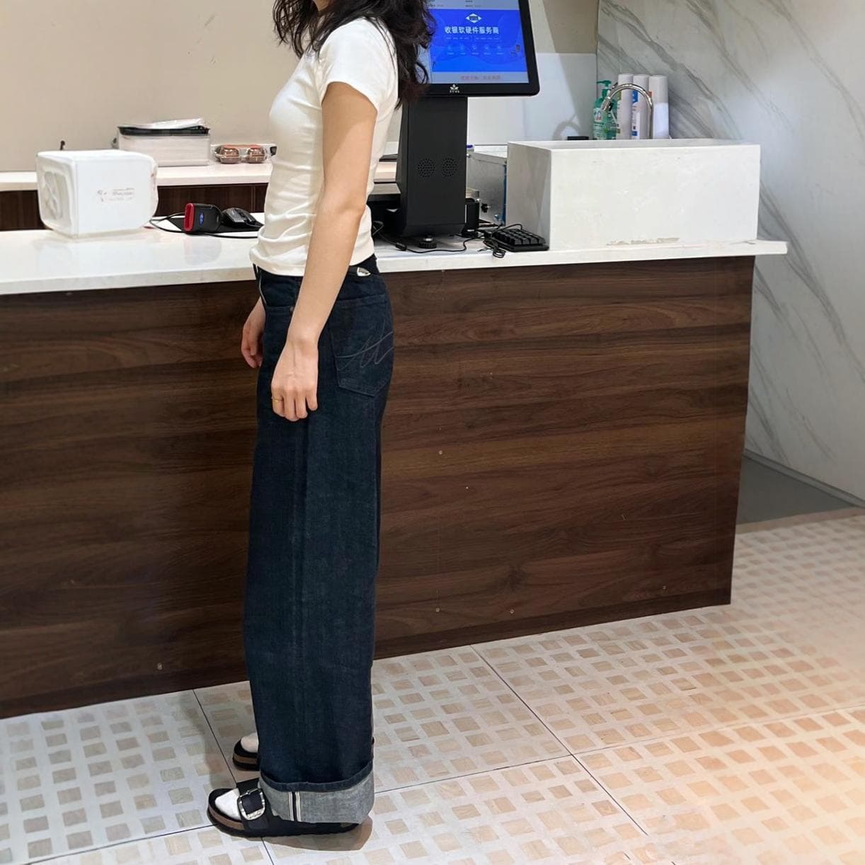 見た目美人シンプルストレートデニム