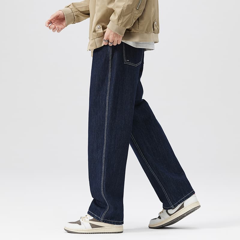 シンプルなゆったりストレートデニム