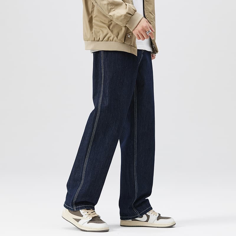 シンプルなゆったりストレートデニム