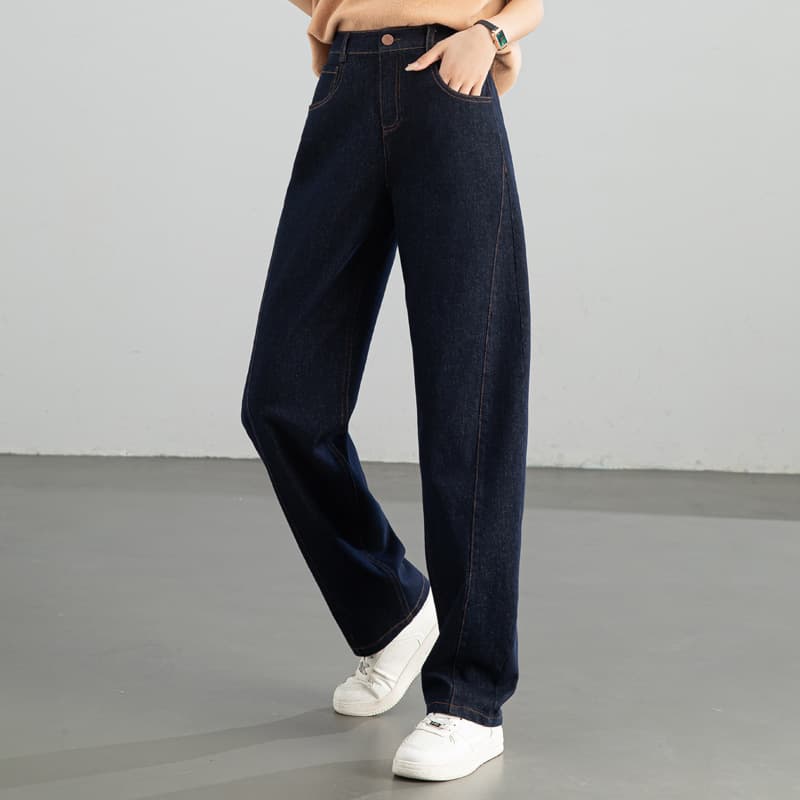 すっきりストレートデニムパンツ